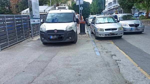 ΧΑΛΚΙΔΑ: Ρεσιτάλ παράνομου παρκαρίσματος μπροστά στο Δημοτικό Πάρκινγκ στη λεωφόρο Βενιζέλου